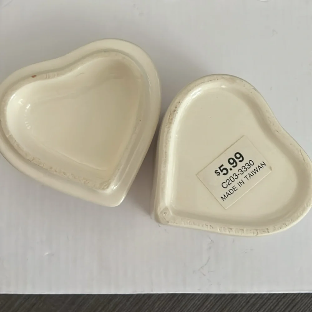 Made in Taiwan Vintage Christmas Heart Shaped Trinket Box NWT